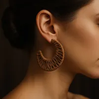 گوشواره بافت‌دار قهوه‌ای طرح نیم‌دایره - تصویر ۰۳